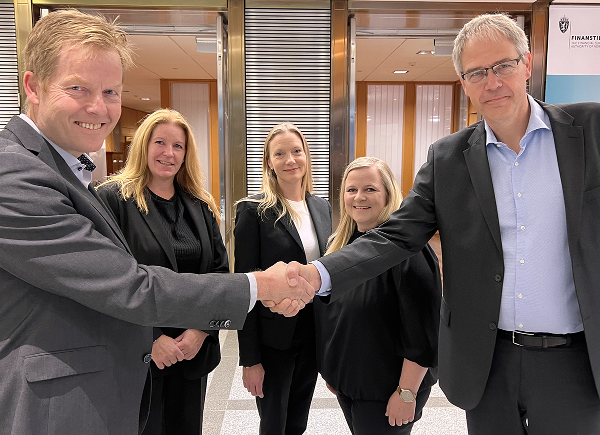 Bilde av Finanstilsynsdirektør Per Mathis Kongsrud, direktør i Økokrim Pål Lønseth samt medarbeidere fredag 11. oktober 2024.